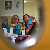 Divadlo Na Jezerce pomáhá! Aloisovy ponožky ve foyer jsou k dispozici všem divákům, kteří chtějí podpořit dobrou věc.